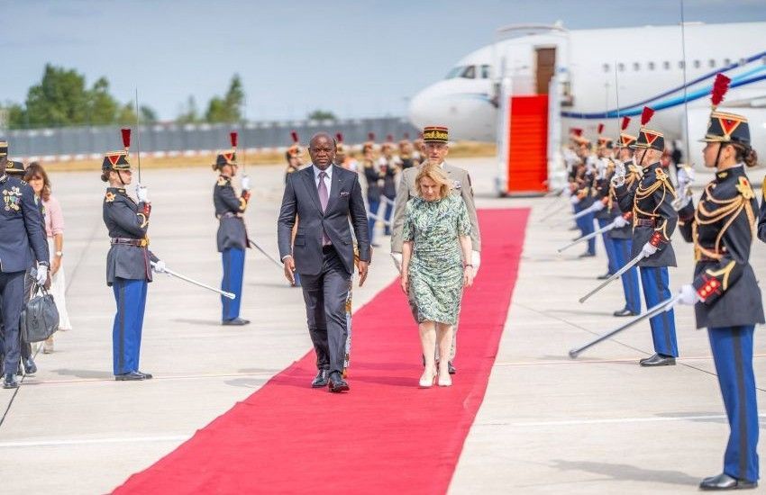 Le président Oligui Nguema et la ministre française de la culture lors d’une rencontre diplomatique