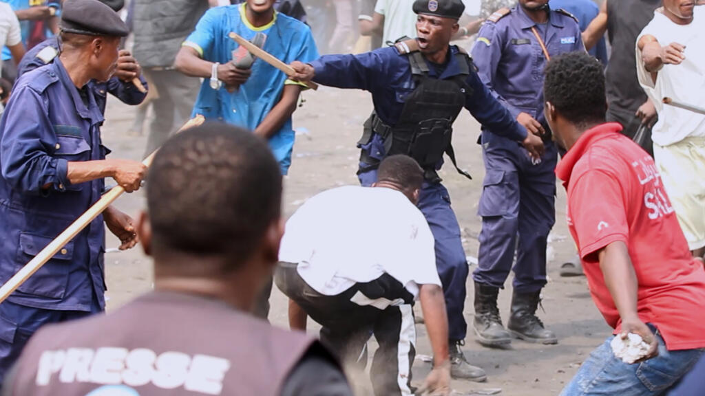 Affrontements entre policiers et manifestants lors d'une manifestation à Kinshasa, illustrant les tensions politiques en rdc