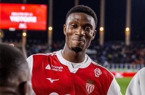 Portrait d’un joueur de football en tenue sportive