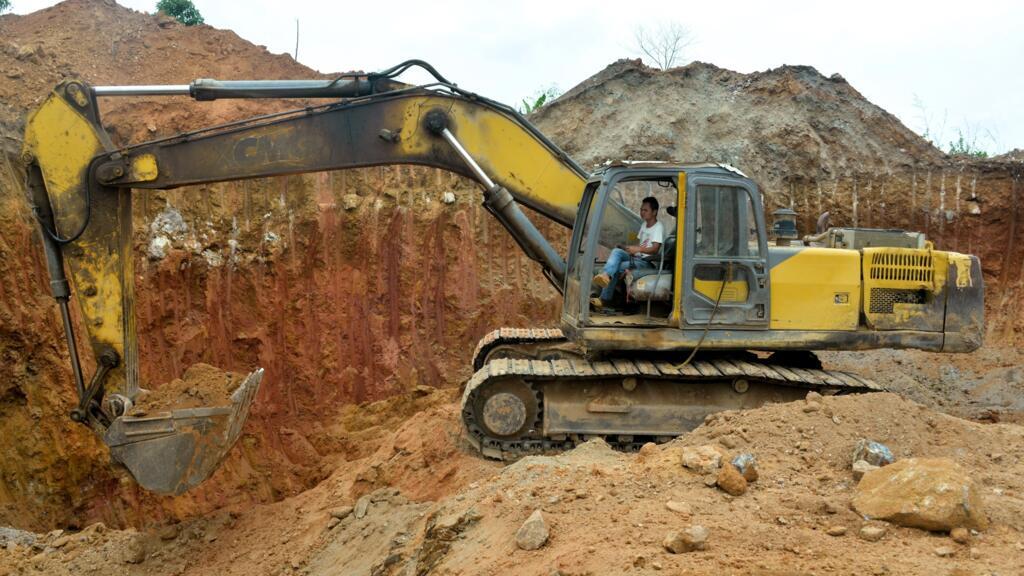 Un employé chinois d'une société minière sur un site aurifère à Betare Oya, Cameroun, en 2018.