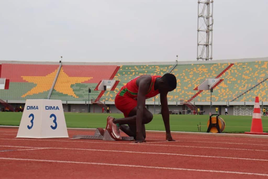 Jeunes athlètes burkinabè célébrant leurs médailles lors des Championnats U18 et U20 des Cinq Nations