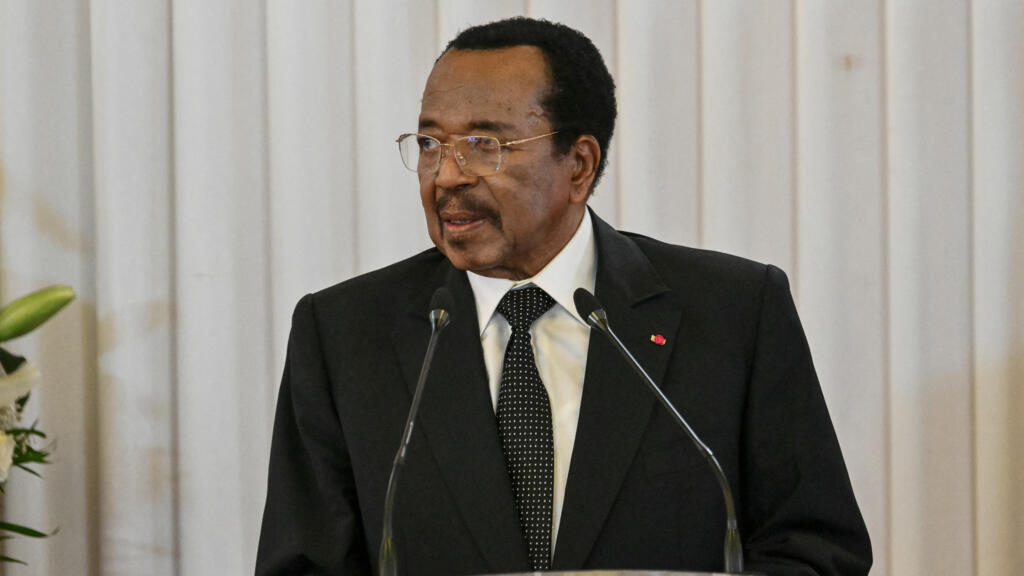 Le président camerounais Paul Biya s'exprime lors d'un discours au palais présidentiel de Yaoundé en présence du pape Léon XIV, le 15 avril 2026.