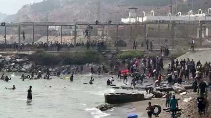 Des migrants traversent à la nage les eaux séparant le Maroc et l'enclave espagnole de Ceuta