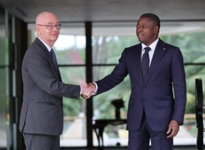Moment d'échange entre les deux diplomates