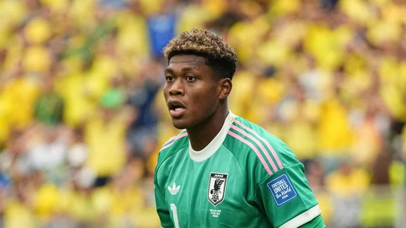 Zion Suzuki, gardien japonais en action lors d'un match
