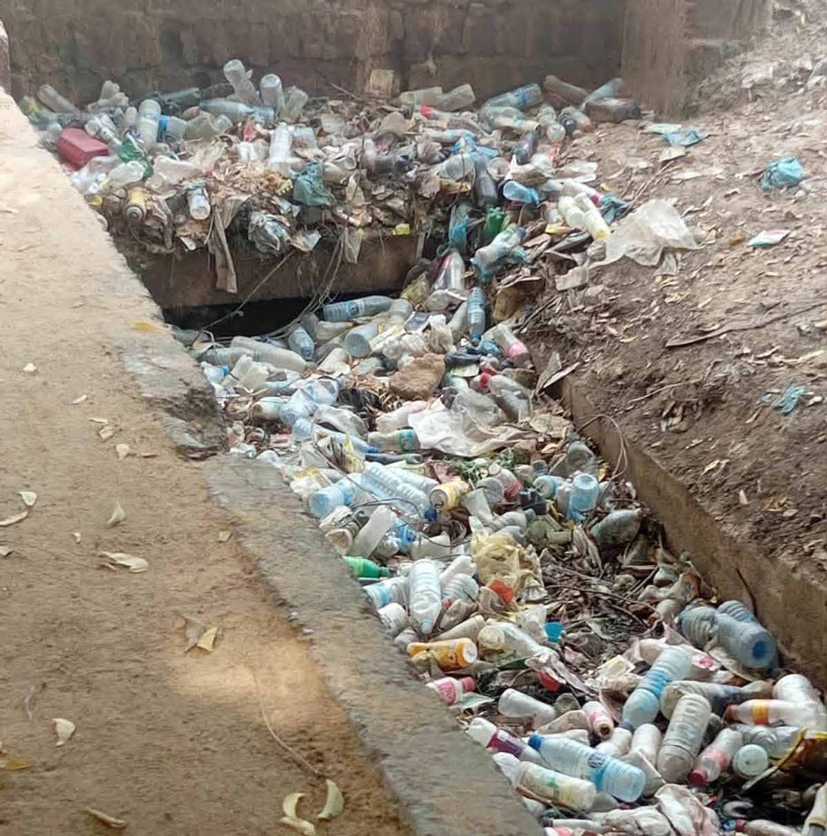 Un travailleur collecte des déchets plastiques dans les rues de N’Djamena
