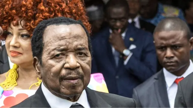 Paul Biya entouré de responsables camerounais et de son épouse, la Première Dame Chantal Biya, lors d'une apparition publique en avril 2026