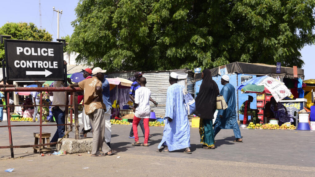 Des voyageurs passent le contrôle de police à Karang, au Sénégal, pour se rendre en Gambie en mai 2016.