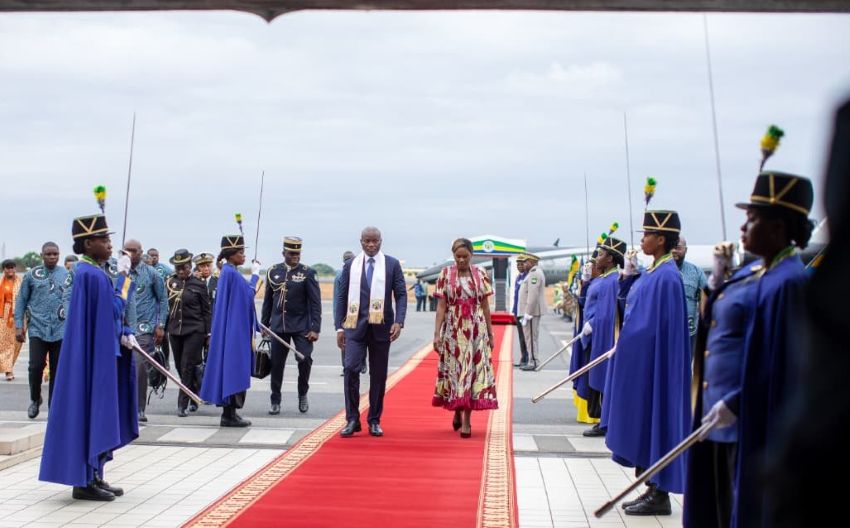 Le président gabonais Oligui Nguema et son épouse de retour à Libreville après une tournée africaine