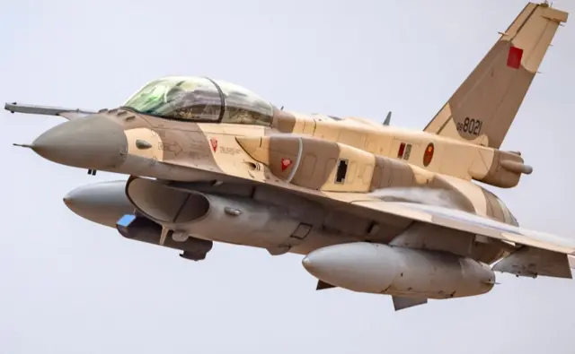 Avion de combat F-16 de la Force aérienne royale marocaine, symbole de la coopération militaire entre le Maroc et les États-Unis.