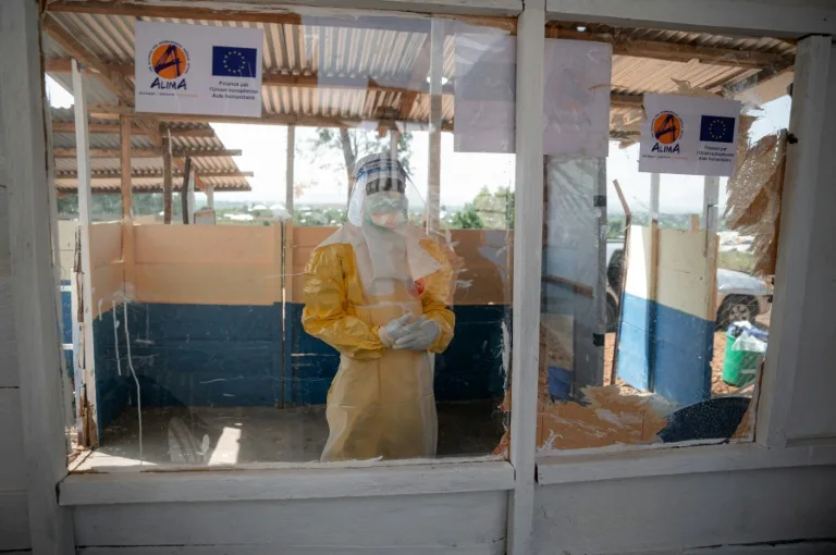 Équipe médicale en blouse de protection intervenant lors d'une épidémie d'Ebola en RDC