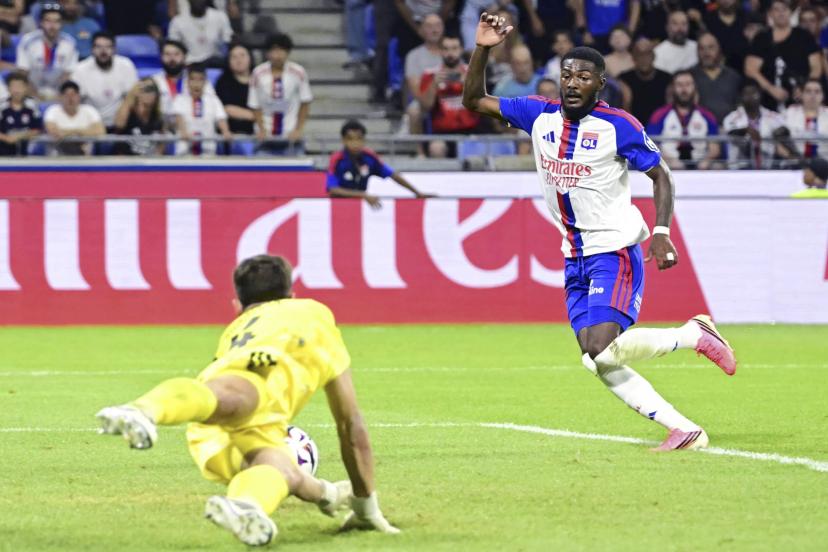 Ainsley Maitland-Niles célèbre son but en Ligue des champions