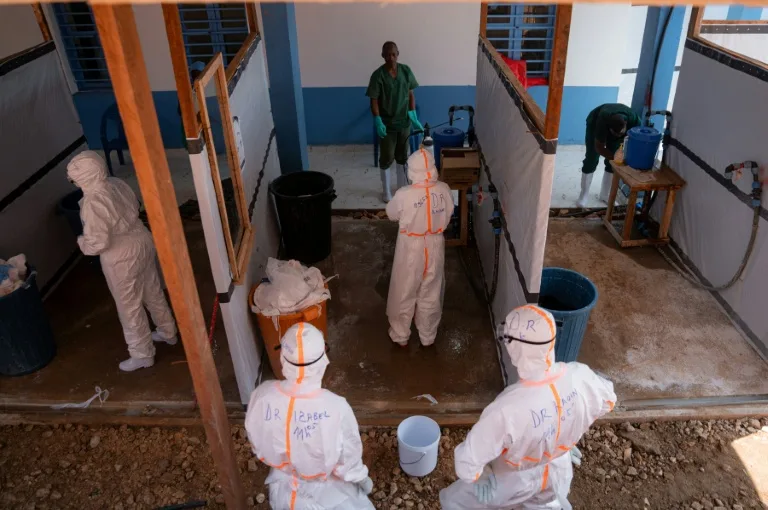 infirmières en République démocratique du Congo soignant un patient lors d'une épidémie d'Ebola