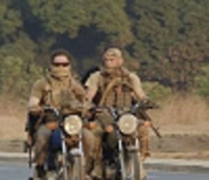 Deux mercenaires du groupe Wagner sur deux motos