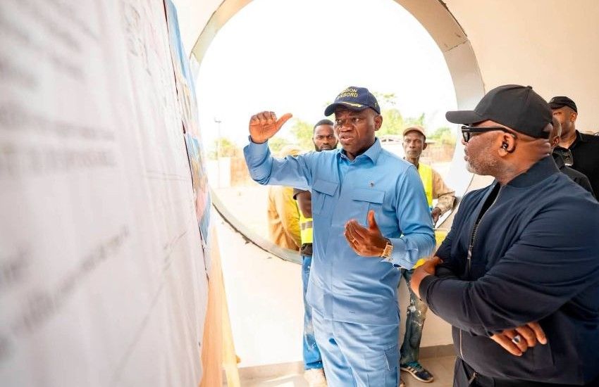 Président gabonais inspectant des chantiers à Franceville